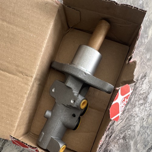 Brake master cylinder - brake, with