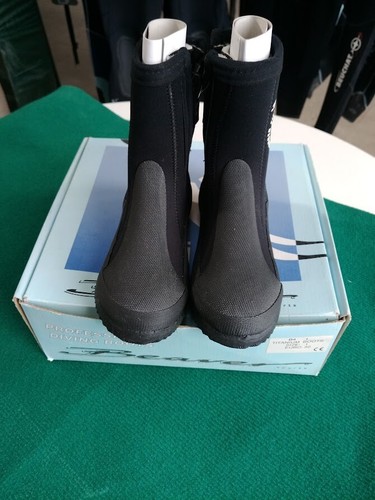 Hard soled neoprene - , zipped