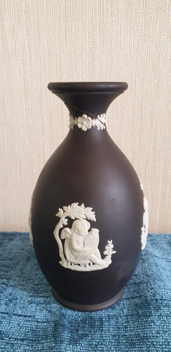 Wedgwood black jasperware bud - black,