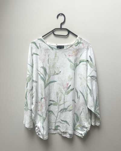 Phase eight floral top batwing
