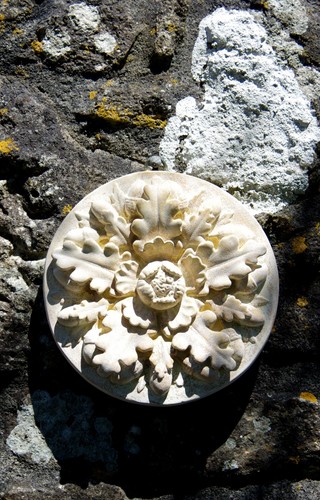 The tudor gate oakleaf roundel - gate,