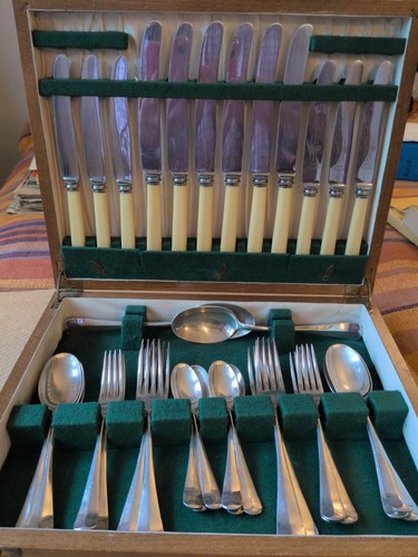 Six setting canteen silver - of,