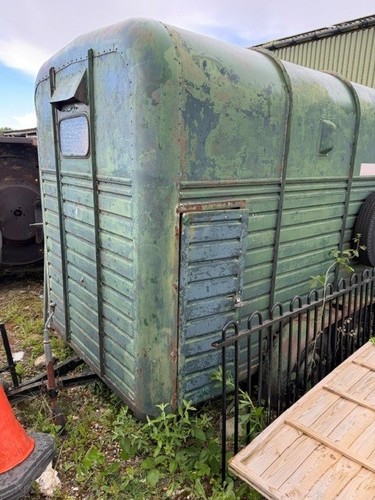 Vintage rice horse box - horse, trailer