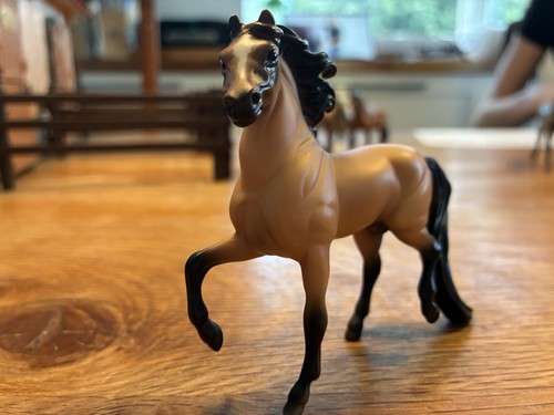 Breyer buckskin morgan deluxe - morgan,