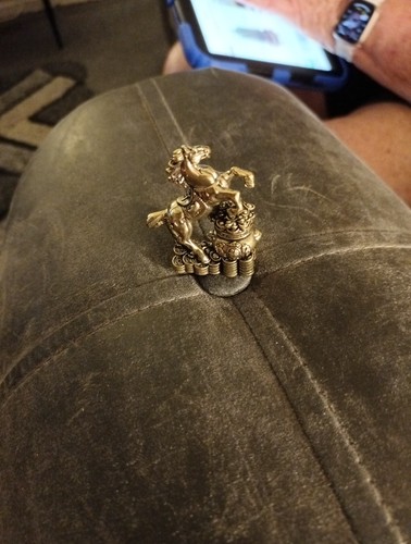 Horse crown minature - on, a