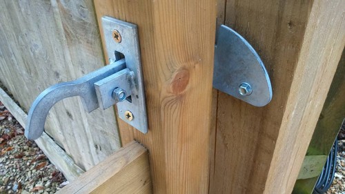 Central closing wooden gate - 2,