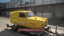 PHOTO  RELIANT REGAL VAN ON