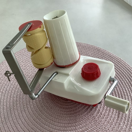 Yarn winder for cone - ,