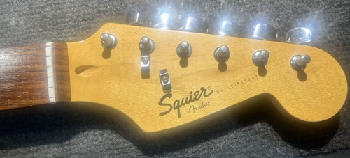 Squier fender guitar - by,