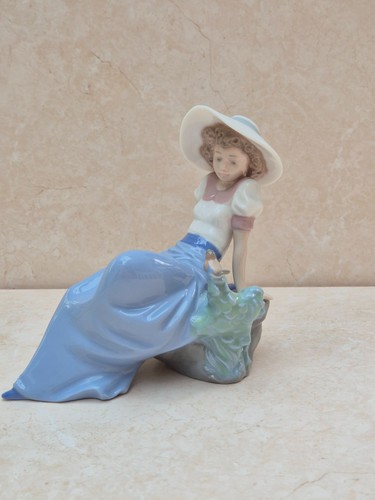 Nao lladro porcelain - , girl