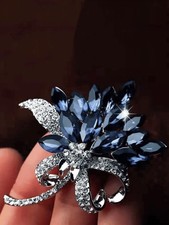 Flower Brooch Elegant Crystal - Ideal For Scarfs, Shawls And Royal Clothing Acc