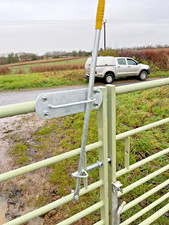 Gate latch for metal gates