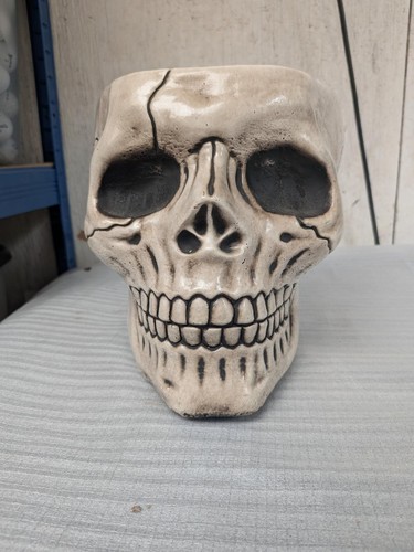 Large gothic skull planter - large,