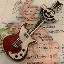 GLASGOW UK?Hard Rock CAFE®HRC MAGNET?RETRO WOODGRAIN 3D RED and WHITE GUITAR?