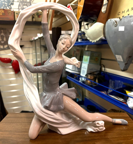 Lovely vintage nao lladro - lovely,