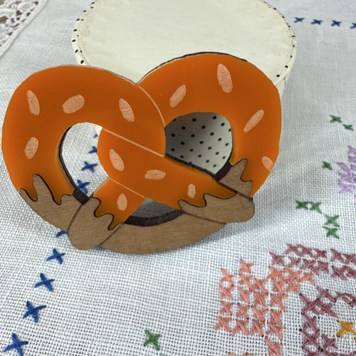 Pretzel brooch pin - orange, tan