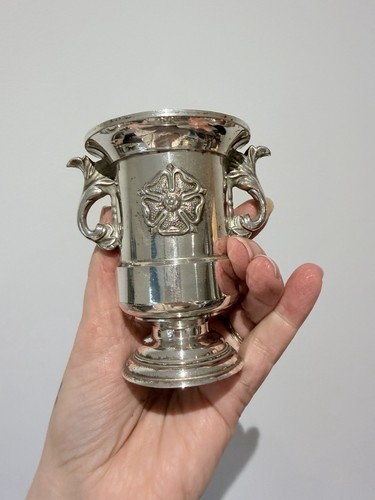 Grenadier tudor rose - tudor, vase