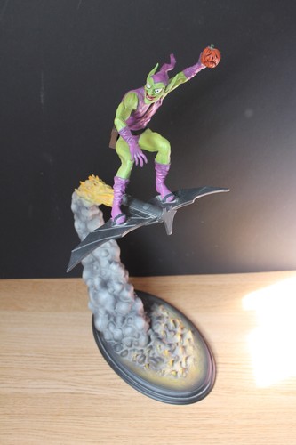 Green goblin statue - green,
