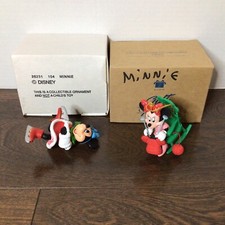 Minnie Mouse Knitting in