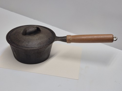 Vintage cast iron sauce - qt,