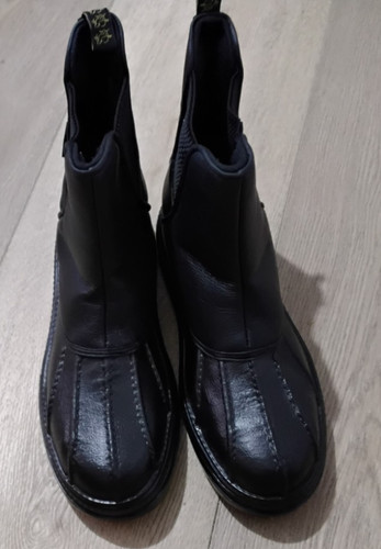 Black mustang stable - boots,