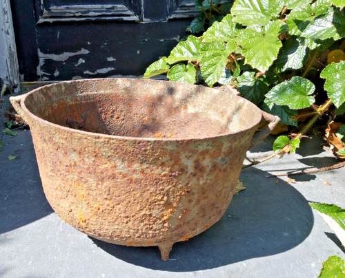 Antique large rusted cast iron - large,