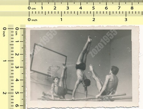 Three gymnasts parallel - three,