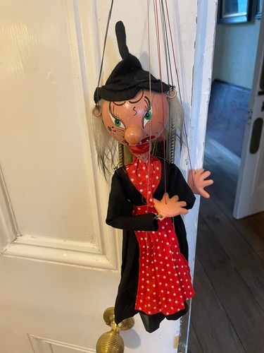 Pelham puppets witch - pelham,