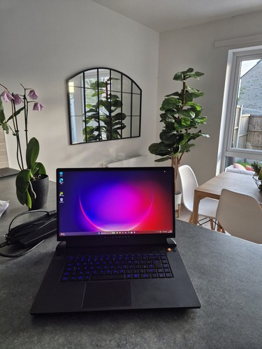 Alienware m17 20ghz amd - r5,,
