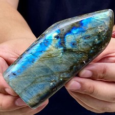 465G Polishing and repairing crystal stones with elongated stones from Madagasca