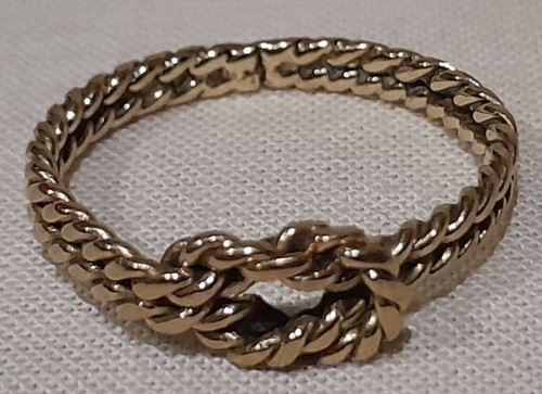 Beautiful 9ct yellow gold - *beautiful,