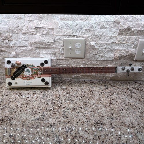 Cigar box guitar string - cigar, 3