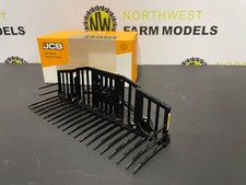 AT COLLECTIONS 3200181 1:32 SCALE JCB FOLDING GRASS FORK (BUCKRAKE)