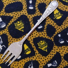 PRETTY VINTAGE SILVER PLATED LEMON FORK CLEAR MAKER'S MARK, MEASURES 4.25"