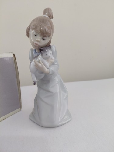 Lladro sleepy kitten - girl, cat