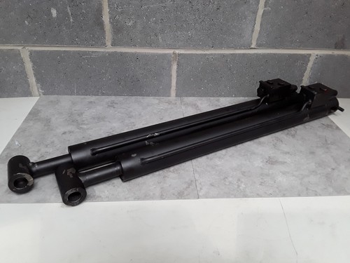 Pair hydraulic cylinders - of,