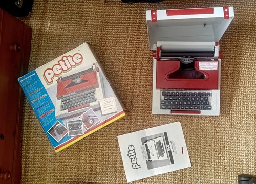 Petite 990 typewriter - petite, –