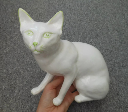 Sylvac pottery white - cat, with