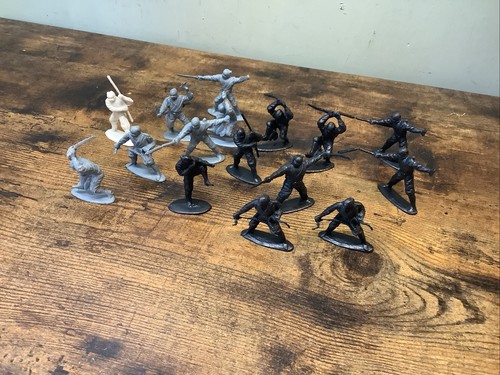 Vintage plastic toy soldiers