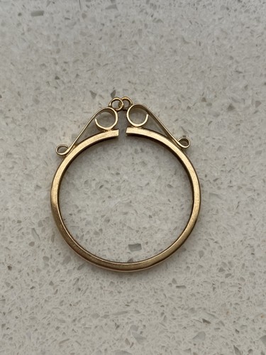 9ct gold sovereign - sovereign, holder