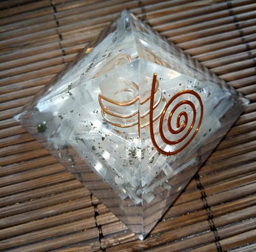 Selenite orgone pyramid 50mm - selenite,