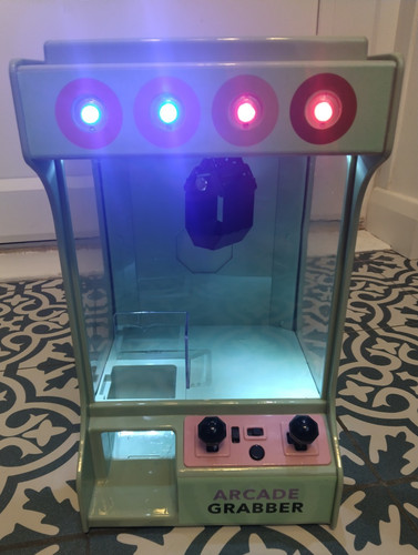 Arcade toy grabber machine