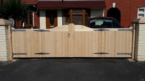Wooden driveway entrance - wooden, gates