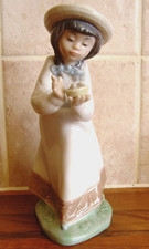 Nao Lladro Figurine Tender