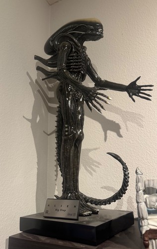 Alien big chap statue - chap,
