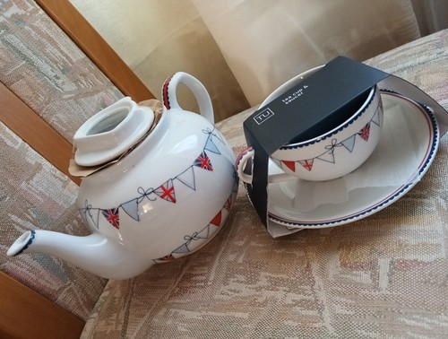 2012 diamond jubilee teapot - 2012,