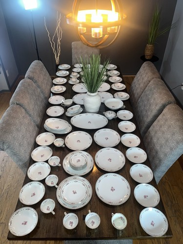 Porcelain dinnerware set with