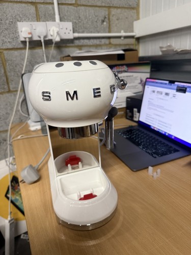 Smeg coffee machine ecf02 - smeg,