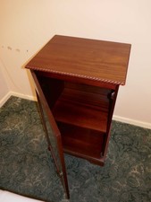 Display cabinet with glass