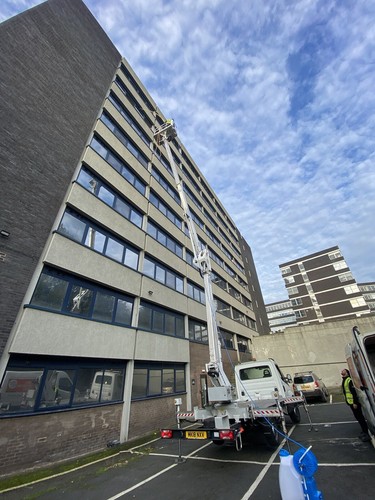 Operated hire cherry picker - cherry,
